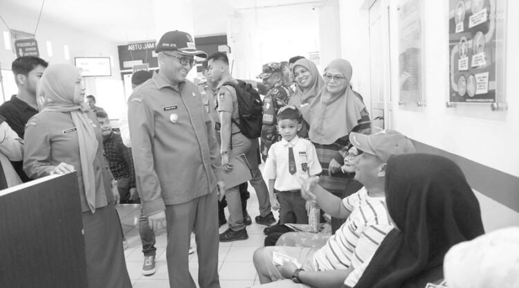KUNJUNGI PUSKESMAS— Wako Hendri Septa mengunjungi Puskesmas Air Tawar dalam Program Sehari Berkantor di Kecamatan Padang Utara, Senin (13/11).