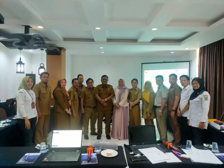 DPMPTP Padangpariaman Cari Solusi Tuntaskan Masalah Pelaku Usaha 1 RAKOR— DPMPTP Kabupaten Padangpariaman menggelar rakor dan sinkronisasi penyelesaian masalah bagi pelaku usaha yang ada di Padangpariaman, di Grand Buana Lestari Hotel.