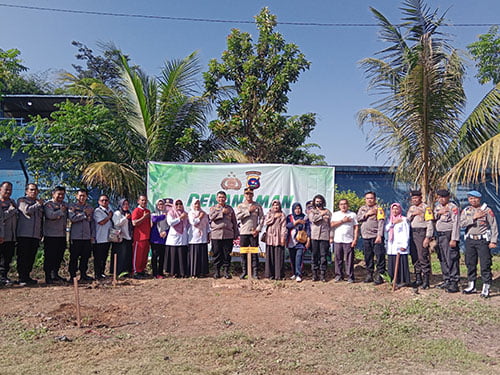 Cegah Dampak Kabut Asap, Polres Pessel Tanam 10 Juta Pohon 1 PENANAMAN POHON SRENTAK— Kapolres Pesisir Selatan AKBP. Novianto Taryono, bersama Forkopimca Kecamatan IV Jurai usai melakukan penanaman pohon serentak, Rabu (15/10).