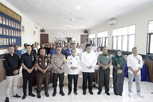 Polres Tanah Datar Deklarasi Anti Hoaks, Ciptakan Pemilu Aman dan Damai 1 DEKLARASI ANTI HOAKS— Polres Tanah Datar deklarasi Anti Hoaks, dalam rangka menciptakan Pemilu 2024 yang aman dan damai, di gedung Pratidina Polres Tanah Datar, Rabu (15/11).