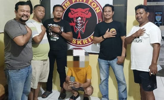 Dibantu Pacar, Mahasiswa Nekat Curi Hp iPhone 1 CURI HP— Pelaku Akmal yang terlibat
kasus pencurian Hp ditangkap jajaran Polsek Lubuk Begalung.