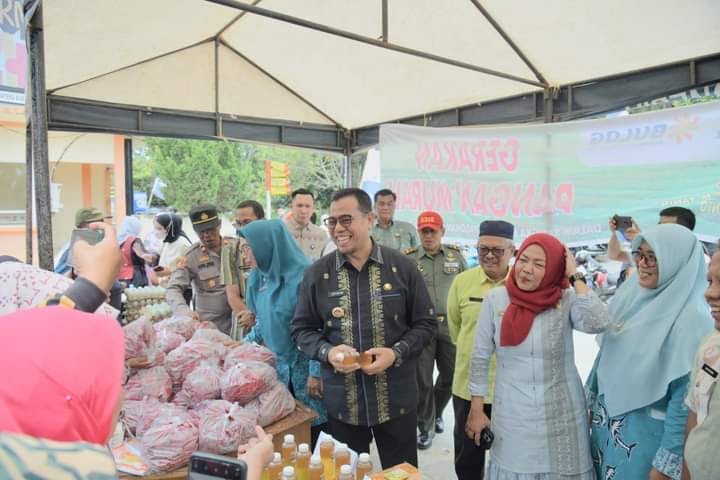 GERAKAN PANGAN MURAH— Pj Wali Kota Sawahlunto Dr. Zefnihan, mengujungi stand dan pedagang usai membuka kegiatan Gerakan Pangan Murah.