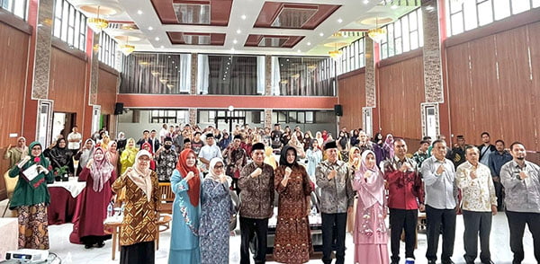 DP3AP2KB Sumbar Sosialisasi di Pasaman, Kekerasan Seksual terhadap Anak masih Dianggap Aib 1 SOSIALISASI KEKERASAN TERHADAP ANAK—Kabid PHPA DP3AP2KB Provinsi Sumbar Rosmadeli, SKM. M. Biomed bersama nara sumber dan peserta sosialisasi bahaya dan pencegahan kekerasan seksual terhadap anak di Emir Hotel Kabupaten Pasaman, Sabtu (11/11) lalu.