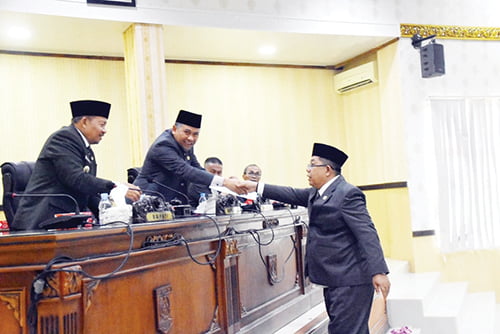 RAPAT PARIPURNA— DPRD bersama pemerintah kabupaten Agam menggelar Rapat Paripurna Persetujuan Penetapan Program Pembentukan Peraturan Daerah (Propemperda) Tahun 2024, Jumat (24/11) di Aula Utama DPRD Agam.