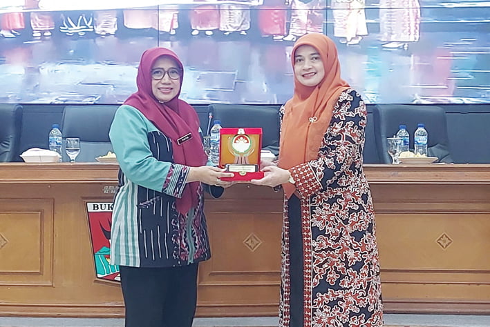 DWP Kabupaten Bandung Kunker ke Bukittinggi, Bangun Kerjasama dalam Upaya Kinerja Optimal 1 PEMBERIAN CINDERAMATA— Ketua DWP Kabupaten Bandung, Tintin Cakra Amiyana diberikan cinderamata oleh Ketua DWP Bukittinggi, Arniati Syafnir saat melakukan kunker ke Bukittinggi, Jumat (17/11).