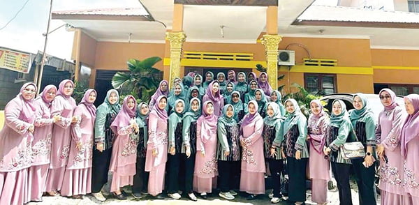 KUNJUNGAN STUDI TIRU— Ketua DWP Kota Padang Ny. Vanny Andree Algamar itu menerima kunjungan dari pengurus DWP Kabupaten Bandung, Jawa Barat, di Kantor Sekretariat DWP Kota Padang, Kamis (16/11).