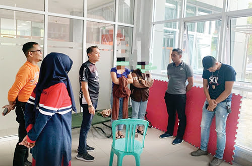 Dua Bulan Operasi Pekat, 11 PSK, 8 Pelaku LGBT Diamankan di Bukittinggi 1 DIAMANKAN— Selama lebih kurang dua bulan terakhir, Satpol PP Kota Bukittinggi telah mengamankan 11 PSK dan 8 pelaku LGBT dari beberapa hotel, penginapan hingga kos-kosan.