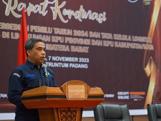 Irzal Zamzami: Pengelolaan Logistik Aspek Penting Wujudkan Pemilu yang Akuntabel 1 RAPAT KOORDINASI— Irzal Zamzami, Kabag Perencanaan, Data dan Informasi Sekretariat KPU Sumbar dalam Rapat Koordinasi Penatausahaan Persediaan Pemilu dan Tata Kelola Logistik Pemilu Tahun 2024 di Lingkungan KPU Provinsi dan KPU kabupaten/kota se-Sumatera Barat, Selasa (7/11) di Hotel Truntum Padang.