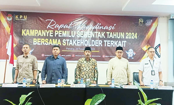 RAPAT KOORDINASI— KPU Sumbar menggelar Rakor Kampanye Pemilu Serentak Tahun 2024 bersama Stakeholder terkait untuk menyamakan persepsi dan memaparkan aturan main kampanye di Hotel Truntum Padang, Kamis (23/11).