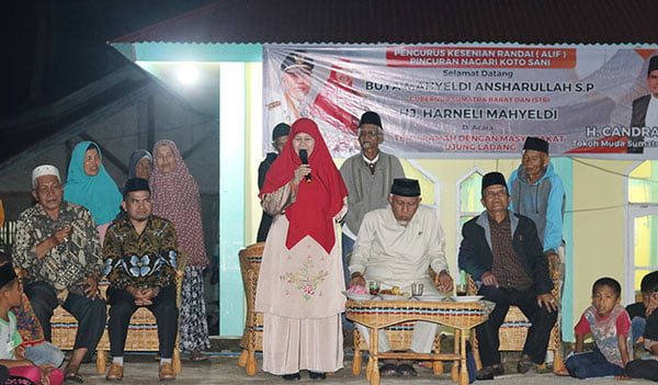 Dampingi Gubernur Sumbar Kunjungi Kabupaten Solok, Harneli Berdialog dengan Masyarakat Ujung Ladang 1 BERI SAMBUTAN— Harneli Mahyeldi memberikan sambutan saat datang ke Ujung Ladang, Nagari Koto Sani, Kecamatan X Koto Singkarak, Kabupaten Solok, Kamis (2/11).