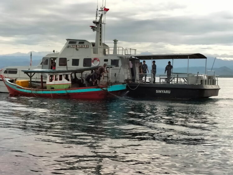Amankan Pantai Barat Sumatera, Dansatrol Lantamal II Kerahkan 4 KRI dan Tiga Patroli 1 AMANKAN— Satu kapal nelayan yang diduga melalukan pelanggaran di wilayah perairan Sumbar dipepet KRI Sinyaru untuk diamankan.