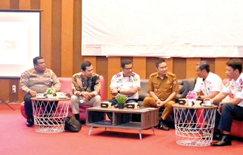 FGD Lalu Lintas dan Angkutan Jalan, Wawako: Lahirkan Rekomendasi Strategi Pengembangan Transportasi 1 BAHAS PERSOALAN LALIN— Wawako Ekos Albar bersama sejumlah stakeholder menjadi pembicara dalam Dalam Forum Diskusi Group (FGD) Lalulintas dan Angkutan Jalan, yang dilaksanakan di Bagindo Aziz Chan, Youth Center, Selasa (28/11).