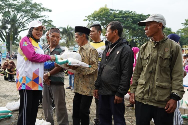 Hari Kesehatan Nasional ke-59, Hadirkan 7 Dokter Spesialis dalam Penyuluhan Program SADARI 1 BANTUAN— Usai kegiatan peringatan Hari Kesehatan, warga mendapat bantuan beras.