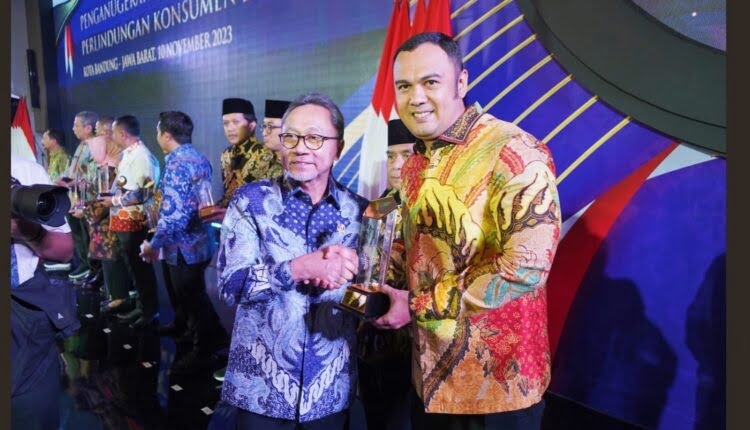 Diakui Kemendag RI, Bupati Sijunjung Benny Dwifa Terima Penghargaan Daerah Tertib Ukur 1 SERAHKAN PENGHARGAAN— Menteri Perdagangan RI Zulkifli Hasan serahkan penghargaan kepada Bupati Benny Dwifa Yuswir, saat Penganugerahan Penghargaan Perlindungan Konsumen 2023 di Grand Ballroom Pullman Bandung.