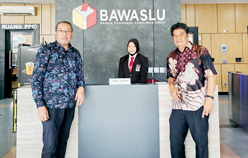 Dicoret dari DCT Anggota DPD RI, Irman Gusman Gugat KPU ke Bawaslu RI 1 DATANGI BAWASLU— Tim Kuasa Hukum Irman Gusman mendatangi Bawaslu RI untuk mendaftarkan Permohonan Penyelesaian Sengketa Proses Pemilu ke Bawaslu melawan Komisi Pemilihan Umum, Selasa (7/11).