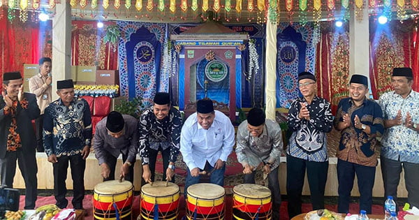 Bupati Suhatri Bur Buka MTQ ke 49 Patamuan, Waspadai Begal dan Anak Petarung 1 PEMBUKAAN MTQ— Bupati Padangpariaman Suhatri Bur pukul gandang tasa saat membuka Musabaqah Tilawatil Qur’an ( MTQ) ke-49 Tingkat Kecamatan Patamuan, di Surau Kasiak, Korong Kampung Tanjuang, Nagari Kampuang Tanjuang Koto Mambang Sungai Durian.