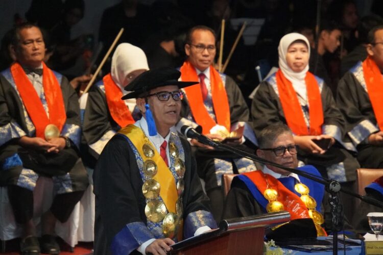PENGUKUHAN GURU BESAR— Rektor Institut Seni Indonesia (ISI) Kota Padang Panjang, Dr. Febri Yulika, S.Ag., M.Hum kukuhkan dua profesor seni pertama di Sumatera, di Gedung Hoerijah Adam, Senin (6/11).