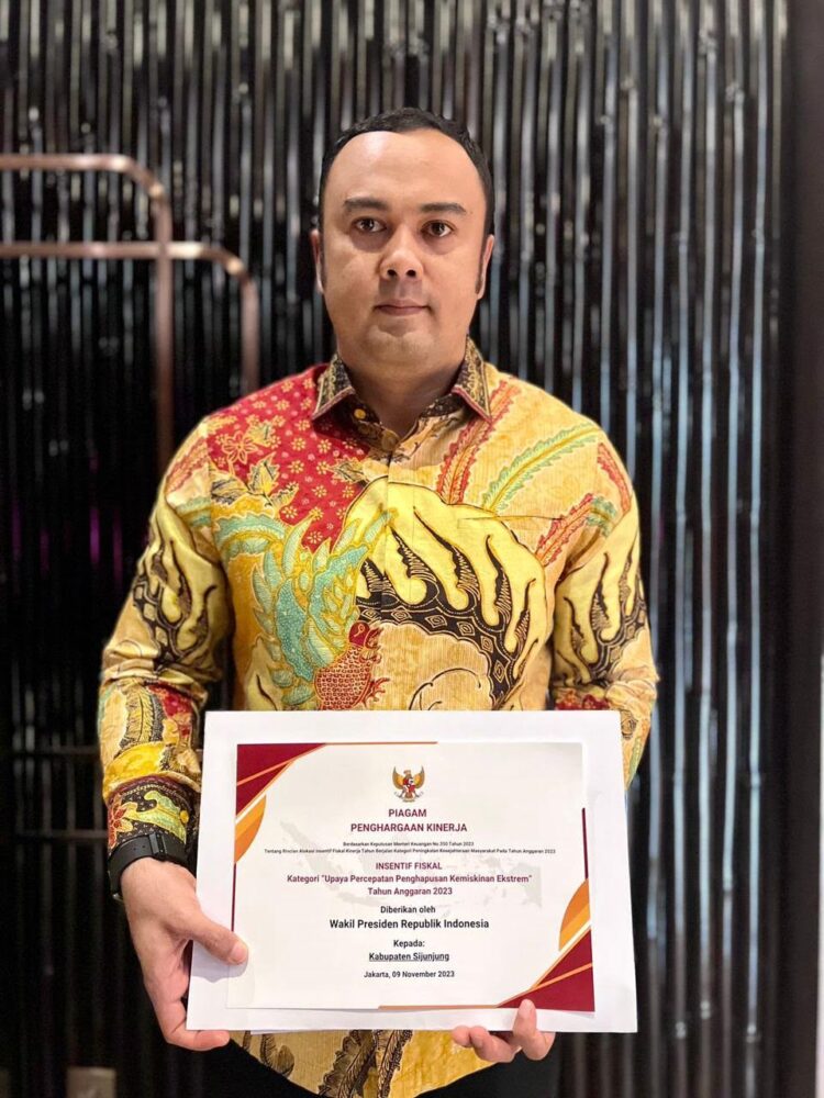 TERIMA INSENTIF— Bupati Sijunjung Benny Dwifa Yuswir menerima penghargaan insentif fiskal dari Kementrian Keuangan RI berupa alokasi dana sebesar Rp11,8 miliar untuk program peningkatan kesejahteraan masyarakat di Kabupaten Sijunjung.