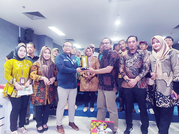 BERI CENDERA MATA— Plt Kepala Dinas Komunikasi dan Informatika Bukittinggi, Suryadi, memberikan cendera mata kepada Diskominfosiktan Pekanbaru disela kegiatan Study Best Practice 2023, Kamis (23/11).