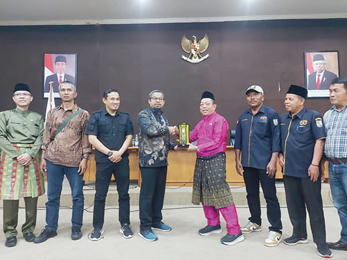 Diskominfo dan PWI Bukittinggi Bertandang ke Pelalawan 1 KUNJUNGAN— Study best practice group Diskominfo bersama wartawan hari kedua, berkunjung ke Diskominfo Kabupaten Pelalawan. Rombongan disambut oleh Kabid Persandian dan Pengurus PWI Pelalawan, Jumat (24/11).