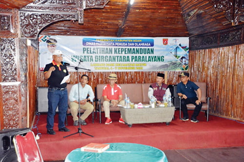 Pelatihan Kepemanduan Wisata Dirgantara Paralayang, Paralayang dan Dayung Ditantang buat Iven Tingkatkan Kunjungan Wisata 1 PELATIHAN KEPEMANDUAN WISATA— Sekda Agam, Edi Busti saat membuka pelatihan kepemanduan wisata dirgantara paralayang, di Lawang Park, Kecamatan Matur, Sabtu (4/11).