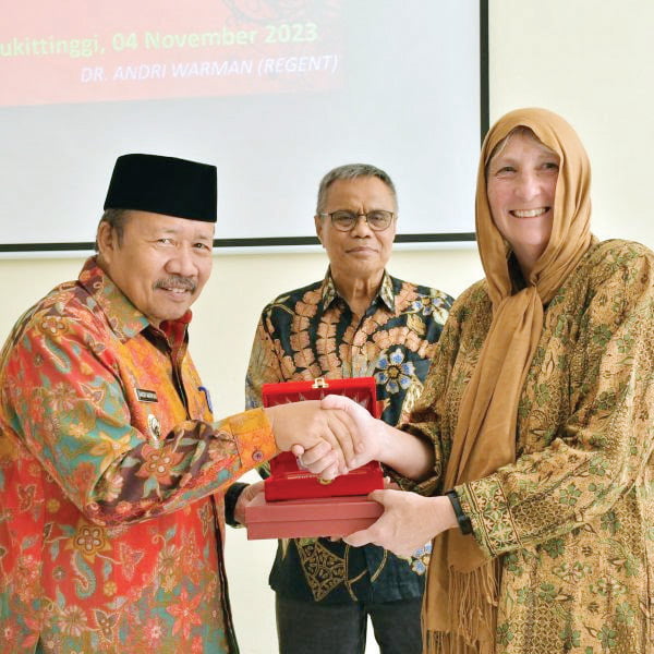 Dukung KIA, Canada Word Youth Internasional Kunjungi Agam 1 TERIMA KUNJUNGAN— Bupati Agam Dr H Andri Warman terima kunjungan Ms Shannon Elizabeth Finnegan dari Canada World Youth (CWY) di Mess Pemda Belakang Balok, Sabtu (4/11).
