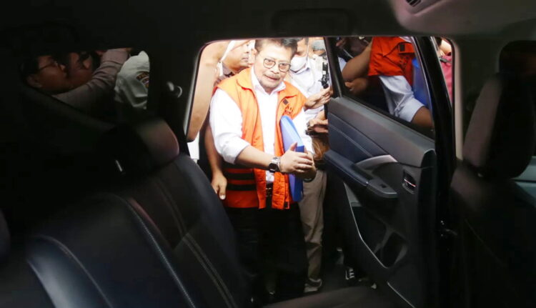DITAHAN KPK— Eks Menteri Pertanian Syahrul Yasin Limpo menuju mobil tahanan usai menjalani pemeriksaan lanjutan di Gedung Merah Putih KPK.