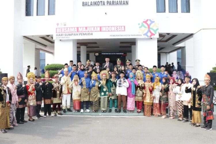 Masyarakat Diajak Kenang lagi Perjuangan Bangsa Indonesia 1 FOTO BERSAMA— Pj Wako Pariaman Roberia foto bersama usai pelaksanaan upacara peringatan Hari Sumpah Pemuda ke-95.