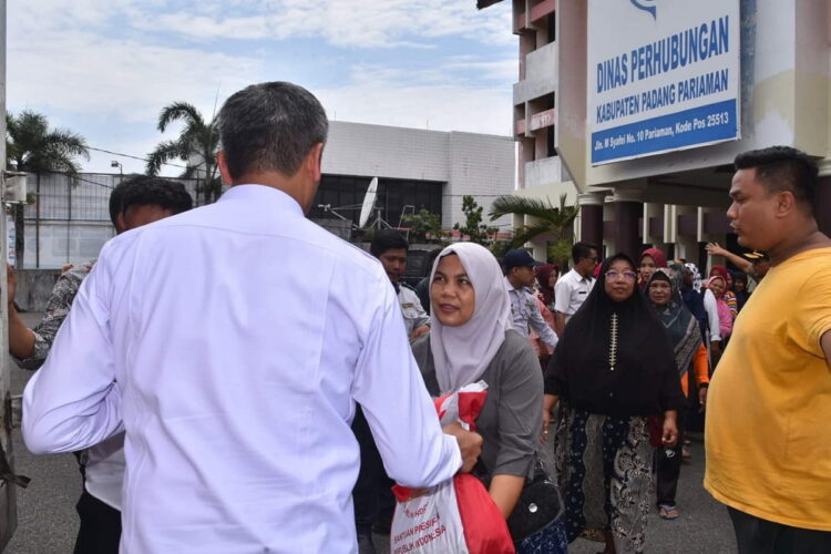 Presiden Joko Widodo Batal Datang, Ibu-ibu Pedagang Kaki Lima Pasar Pariaman dapat Paket Sembako 1 SERAHKAN PEKT SEMBAKO— Pj Wako Roberia menyerahkan paket sembako dari Presiden Jokowi kepada ibu-ibu pedagang kaki lima di Pasar Rakyat Pariaman, beberapa waktu lalu.