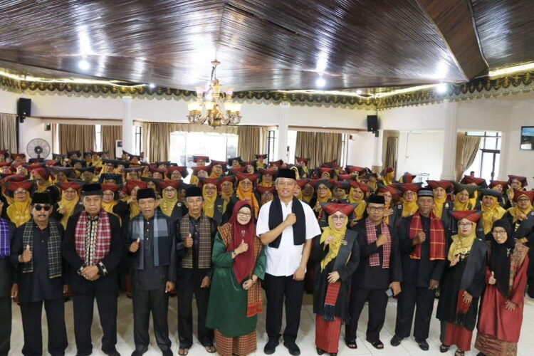 HUT Bundo Kanduang ke-49, ”Etika dan Estetika Perempuan Menurut Adat Minangkabau” 1 FOTO BERSAMA—Pj Wali Kota Pariaman Roberia berfoto bersama Bundo Kanduang saat acara peringatan HUT Bundo Kanduang ke-49.