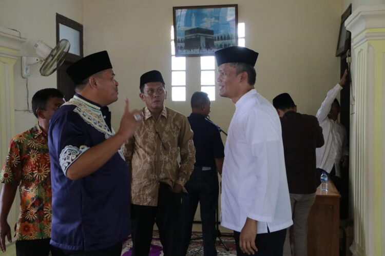 Awal Masa Pejabat Wali Kota Pariaman Roberia, Laksanakan Gerakan Shalat Berjamaah dan Aksi Bersih Pantai 1 DIALOG— Pj Wali Kota Pariaman Roberia saat berdialog dengan sekda usai kegiatan wirid rutin di Balaikota Pariaman.