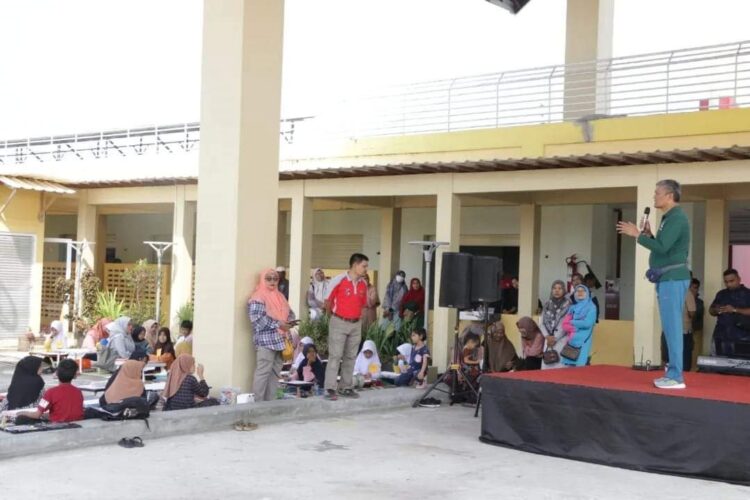 Lomba Melukis Anak Tingkat SD, Wisata Roof Top Pasar Pariaman Dipromosikan 1 LOMBA MELUKIS— Pj Wako Pariaman Roberia memberi sambutan saat kegiatan lomba melukis bagi anak-anak tingkat Sekolah Dasar (SD) yang ada di Kota Pariaman, di roof top Pasar Pariaman, kemarin.