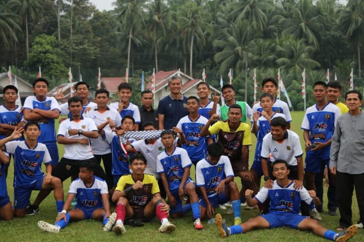 Persikopa Maju Semifinal dan Gelar Kompetisi Pertama 1 MENANG— Pj Wali Kota Pariaman Roberia bersama tim Persikopa usai menang dengan PSKB.