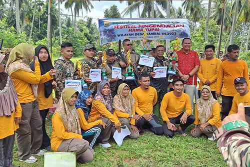 Rusak Tanaman Petani, Sekda Yota Balad Buka Festival, Pengendalian dan Pemusnahan Hama 1 FESTIVAL PENGENDALIAN HAMA— Sekda Kota Pariaman Yota Balad foto bersama dengan para pemenang tembak tupai, saat kegiatan Festival Pengendalian dan Pemusnahan Hama Tupai, di Desa Rambai, Kecamatan Pariaman Selatan.