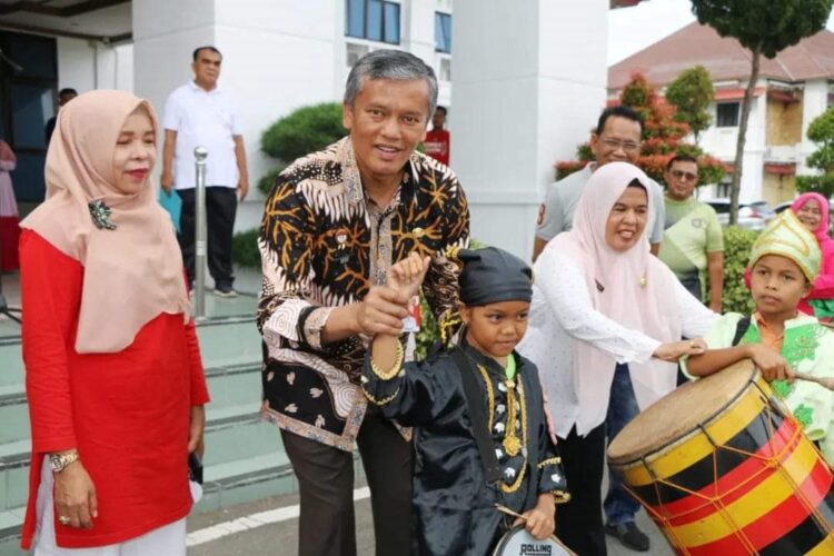 HUT PGRI—Terlihat Pj Wako Pariaman Roberia saat HUT KORPRI