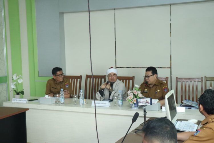 FGD Strategis Ranwal RPJPD Hadirkan Buya Gusrizal Gazahar 1 FGD— Ketua MUI Sumbar Buya Gusrizal Gazahar bersama Pj Wali Kota Payakumbuh dalam FGD perumusan permasalahan dan Isu Strategis Ranwal RPJPD Kota Payakumbuh tahun 2025-2045 dengan tema ABS-SBK.