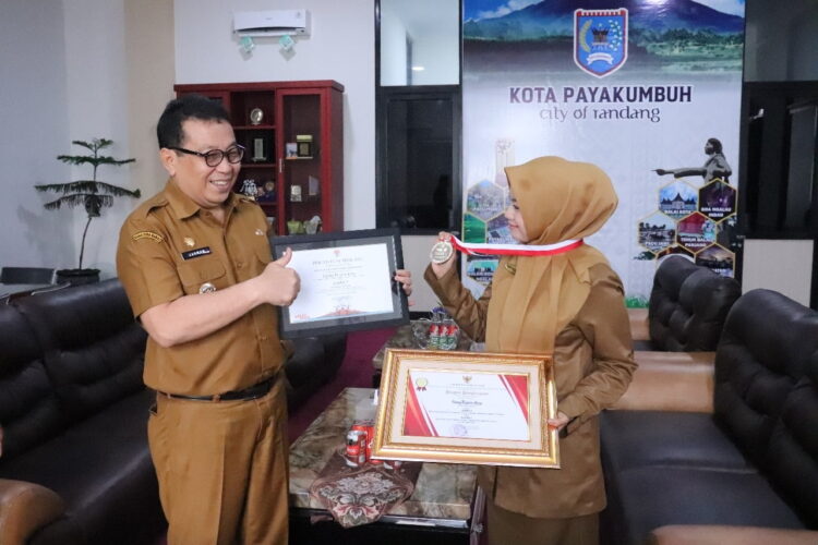 Juara 1 di Ajang Pekan Kreativitas Pemuda Indonesia, Fanny jadi Motivasi Pemuda Payakumbuh 1 PRESTASI MEMBANGGAKAN— Pj Wali Kota Payakumbuh Jasman bangga dengan raihan medali yang diperoleh Fanny y Firgina Aura di ajang Pekan Kreativitas Pemuda Indonesia 2023 (Kreativesia), di Solo.