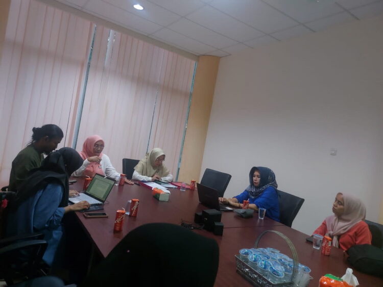 KETERANGAN PERS— Kepala DP3AP2KB Sumbar, Gemala Ranti dan jajaran bersama Kurator Festival Anak Sumbar, Mahatma Muhammad memberikan keterangan pers, Rabu (15/11).