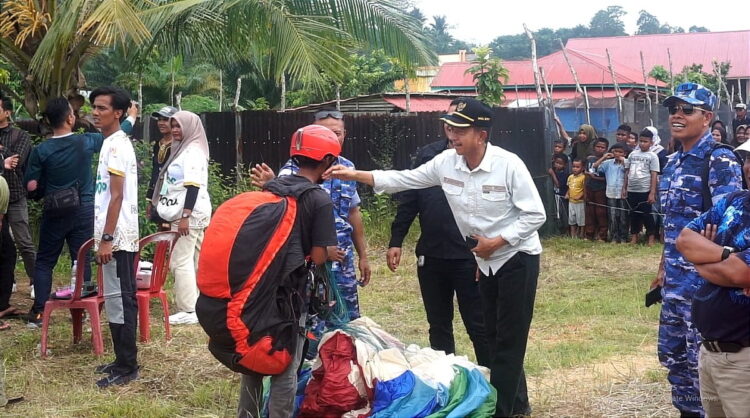 Puluhan Atlet Ikuti Festival Paralayang Bukit Marando 1 FESTIVAL PARALAYANG— Wakil Bupati Pasbar Risnawanto membuka Festival Paralayang Bukit Marando, Sabtu (11/11) di Ruang Terbuka Hijau Air Bangis.
