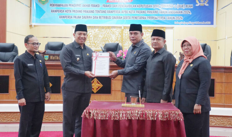 SERAHKAN DOKUMEN— Ketua DPRD Kota Padangpanjang Mardiansyah memberikan hasil persetujuan 2 Ranperda menjadi Perda Kota Padangpanjang tahun 2024 kepada Pj Wali Kota Padangpanjang Sonny Budaya Putra didampingi Wakil Ketua Yulius Kesat, Sekda Winarno dan Sekwan Desi Wita Susanti.