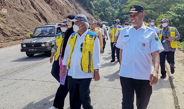 Menteri PUPR Setujui Prakarsa KPBU Fly Over Sitinjau Lauik, Gubernur Sumbar: Kita Selesaikan Revisi RTRW dan Percepat Izin Kawasan Hutan 1 Gubernur Sumbar, Mahyeldi Ansharullah mendampingi Menteri PUPR, Basuki Hadimuljono dan Anggota Komisi V DPR RI Athari Ghauti Ardi meninjau lokasi rencana pembangunan Sitinjau Lauik Kota Padang, beberapa waktu lalu.