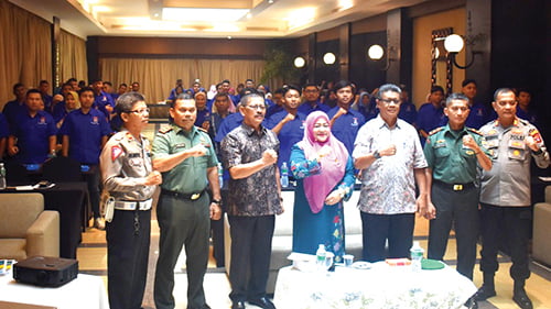 Dari Pokir Anggota DPRD Padang Nila Kartika, Gelar Pelatihan Kreatifitas Pemuda 2023 1 FOTO BERSAMA— Anggota DPRD Kota Padang, Nila Kartika berfoto bersama dengan Kepala Dispora Kota Padang Alfiadi dan peserta Pelatihan Kreatifitas Pemuda Tahun 2023, Sabtu (25/11) di The Axana Hotel.