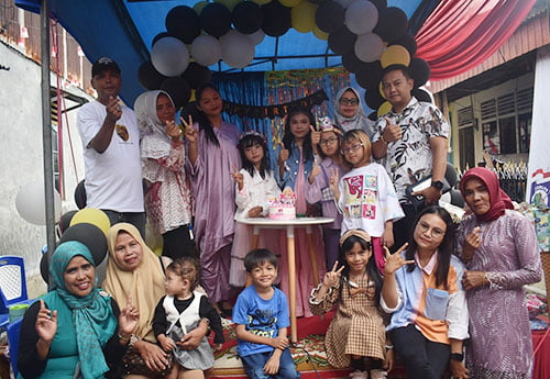 Mohammad Imron Jamil pada HUT Nafisha Mikayla Byla dan Nadira Chayla Fabian, Berikan Motivasi untuk Generasi Penerus Bangsa 1 FOTO BERSAMA—Mohommad Imron Jamil berfoto bersama Nafisha Mikayla Byla dan Nadira Chayla Fabian anak dari pasangan Billy dengan Nelya Rosita