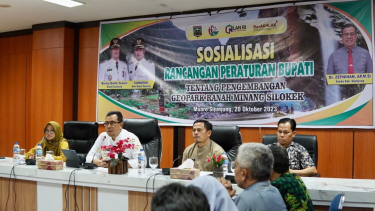 Gandeng Seluruh Unsur Masyarakat, Pemkab Sosialisasikan Ranperbup Pengembangan Kawasan Geopark Silokek 1 PIMPIN—Ketua BP Geopark Silokek, Dr.Zefnihan, AP. MSi memimpin kegiatan sosialisasi Rancangan Peraturan Bupati tentang pengembangan Geopark Silokek dengan melibatkan perwakilan dari berbagai unsur di tengah masyarakat.