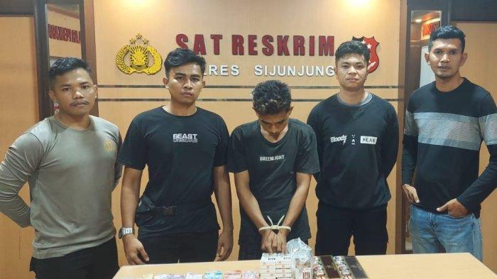 Pemuda Pengangguran Bobol Warung Tetangga, Embat 11 Slof Rokok, Rekannya Diburu Polisi 1 CURI ROKOK— Pelaku VS (19) yang terlibat pencurian rokok di warung tetangganya ditangkap jajaran Polres Sijunjung dan Polsek Tarok.