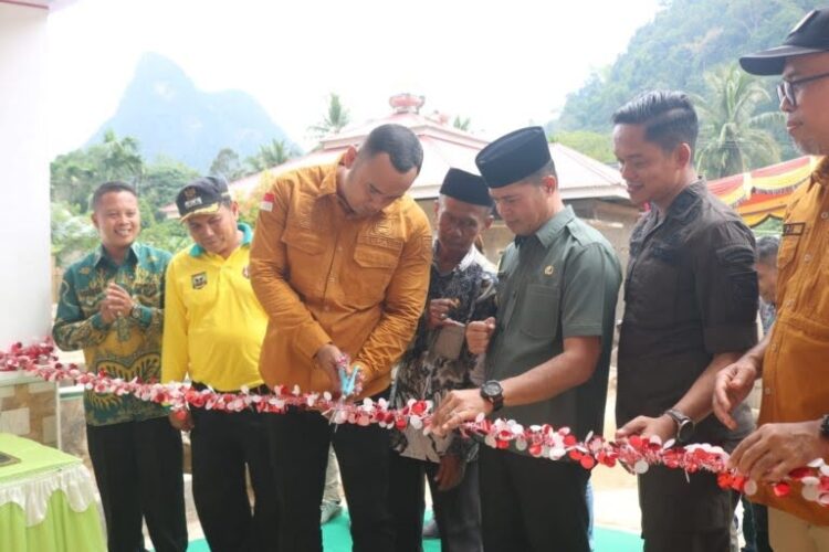 GUNTING PITA— Bupati Sijunjung Benny Dwifa Yuswir gunting pita peresmian gedung Sekolah Dasar Negeri 12 
Solok Ambah Kabupaten Sijunjung.