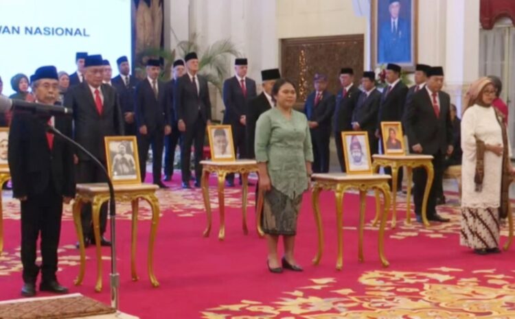 Presiden Jokowi Anugerahkan Gelar Pahlawan Nasional kepada 6 Tokoh Bangsa 1 MENGANUGERAHKAN GELAR— Presiden Jokowi secara resmi menganugerahkan gelar pahlawan nasional kepada enam tokoh bangsa di Istana Negara, Jakarta, Jumat (10/11).