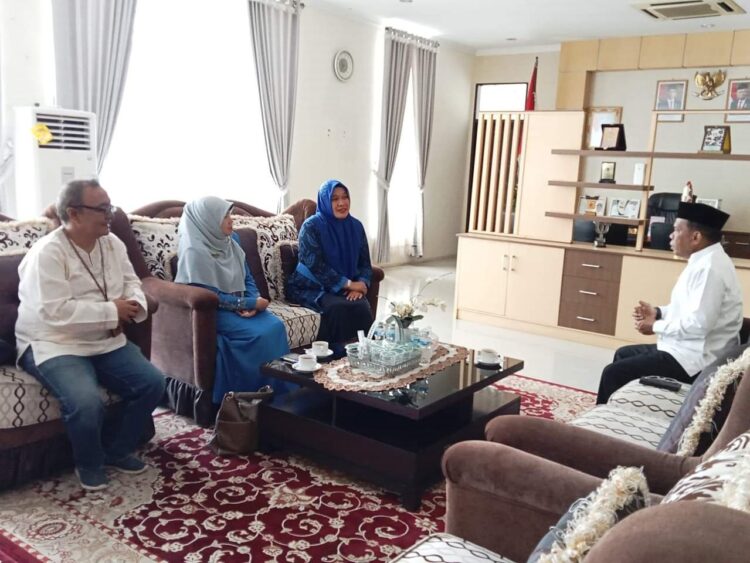 Siapkan Generasi Muda Berkualitas, Generasi Emas 2045 Sebuah Wacana dan Gagasan 1 DIALOG—Wakil Bupati Padangpariaman Rahmang saat dialog dengan Kepala DPPKB Padangpariaman Elfi Delita, kemarin.