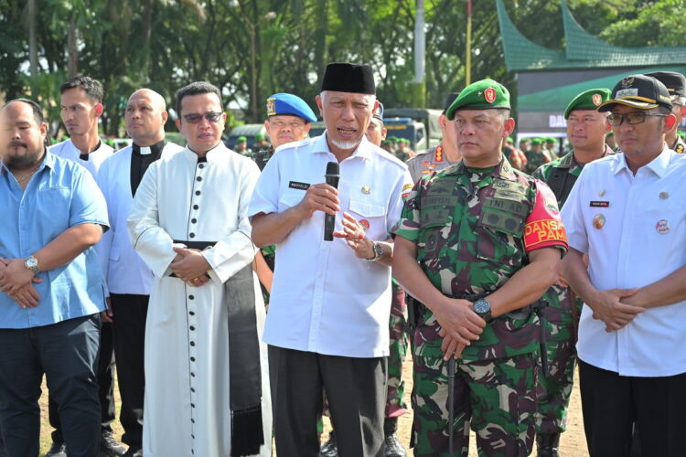KESIAPAN PEMILU 2024— Gubernur Sumbar  Mahyeldi Ansharullah, memberikan sambutan tentang netralitas Aparatur Sipil Negara (ASN) Pemprov Sumbar dalam Pemilu 2024, saat acara gelar pasukan pengamanan Pemilu 2024, kemarin.