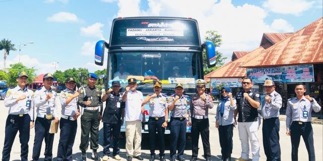 Jaga Keamanan Penumpang Jelang Nataru, BPTD Kelas II Sumbar Sidak Seluruh Bus AKAP 1 JAGA KEAMANAN PENUMPANG— Tim BPTD Kelas II Sumbar melakukan sidak di Terminal Type A Bareh Solok untuk menjaga keamanan penumpang dan keselamatan atau ramp check terhadap kendaraan umum menjelang Natal dan Tahun Baru (Nataru).
